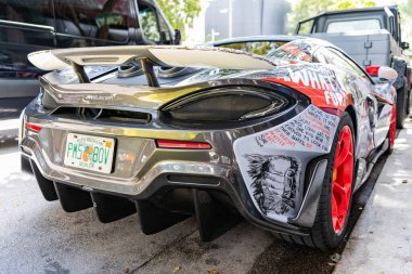 Miami, Florida, ABD - 16 Şubat 2025 McLaren 620R aracı açık hava manzaralı. Akortlu McLaren 620R spor araba. Lüks spor arabası McLaren 620R, ayarlı..