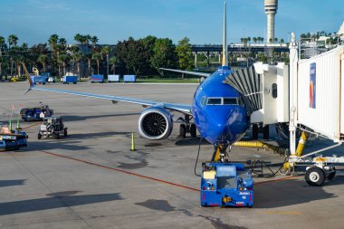 Miami, Florida, ABD - 06 Ağustos 2025: Airlines için uçak terminali. Güneybatı havayolu uçağı havaalanından kalkıyor. Havaalanı terminali. Havaalanından ayrılıyoruz. Güneybatı Havayolları. Boeing 737 MAX.