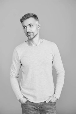 Beyaz, olgun bir adam. Sarı gömlekli adam mavinin üzerinde izole edilmiş. Saç stili olan olgun bir adam. Moda erkek tarzı. Erkek gelişigüzel stili.