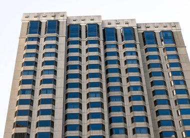 Modern cam bina. Yansıtıcı cam mimarisi. İş sahasında mimarlık. Mimarlık. İş binası. Cam bina. İş şehri. Şehir mimarisi.