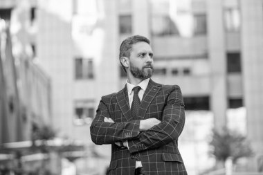 Başarılı bir iş. Girişimcinin başarısı. Sokaktaki ofis müdürü. Takım elbiseli bir iş adamı. İspanyol işadamı dışarıda. İşletme patronu. Liderlik ve başarı. Kaynak Yöneticisi.