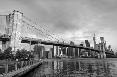 Gökdelen mimarisi olan Manhattan şehir manzarası. Brooklyn köprüsünden Manhattan 'a. New York 'un şehir mimarisi. New York 'un Brooklyn Köprüsü. Brooklyn dönüm noktası.