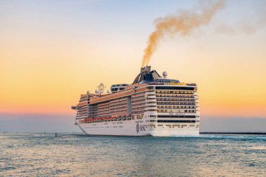 Miami, Florida, ABD - 21 Aralık 2024: MSC Divina yolcu gemisi yolculuğu. Yaz tatilinde gemi turu. MSC yolcu gemisinde. Gemi turu ve deniz seyahati. Gemi gün batımında limandan ayrılıyor..