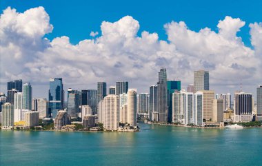 Miami şehir merkezindeki Brickell ufuk çizgisinin hava görüntüsü. Modern gökdelenler Biscayne Körfezi 'nden yükseliyor. İkonik binaları olan Miami şehir manzarası. Miami şehir manzarası
