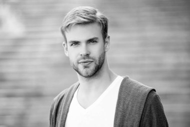 Sıradan bir erkek portresi. Milenyum portresi. Genç milenyum adamı. Şık bir erkek portresi. Sıradan bir adam. Adamın şık saçları var. Moda görünümlü saçlı bir adam..