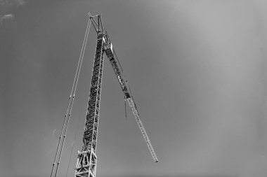 İnşaat alanında vinç var. İnşaat alanında vinç var. Sanayi bölgesi. Bina ve inşaat. Vinç çekiliyor. İnşaat alanında vinçle birlikte. Boşluğu kopyala.