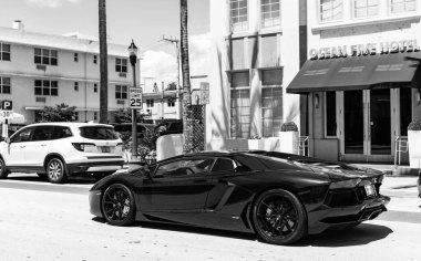 Miami Beach, Florida USA - 8 Haziran 2024 Lamborghini Aventador LP700-4 Miami sahili okyanus yolunda. Lamborghini lüks bir İtalyan otomobil üreticisi.