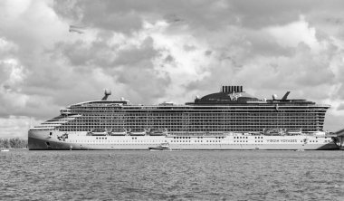 Miami, Florida, ABD - 03 Kasım 2024: lüks yolcu gemisi. Bakire seyahatleri. Gemi seyahati. Yaz tatilinde gemi turu. Gemi seyahati ve deniz seyahati. Seyahat konsepti.