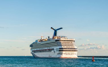 Miami, Florida, ABD - 24 Aralık 2024 Yaz Tatili Seyahati. Karnaval yolcu gemisi. Gemi turu. Gemi Miami limanından ayrılıyor. Seyahat güzergahı. Karnaval Gündoğumu yolcu gemisi yolculuğu.