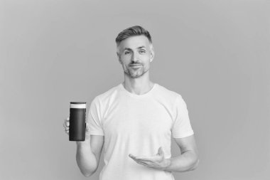 Şampuan ya da tıraş losyonu. Erkek kozmetik ürününü sunuyorum. Adam şampuan kullanıyor. Dar saç stillerinden kaçının. Adam saç kremini tutuyor. Tıraş losyonlu adam. Günlük kişisel bakım. Cilt güzelliği kozmetik.