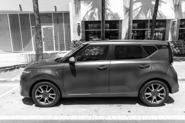 Miami Beach, Florida USA - 5 Haziran 2024 Miami Beach 'te Kia soul Pembesi. Kia soul gt imzası özel Kore arabasıdır..