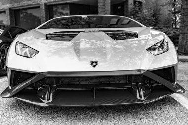 Chicago, Illinois - 29 Eylül 2024: 2021 Lamborghini Huracan STO. Metalik yeşil 2021 Lamborghini Huracan STO sokağa park etmiş. Lamborghini İtalyan lüks arabasıdır..