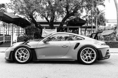 Miami Beach, Florida USA - 9 Haziran 2024: Porsche 911 GT3 Miami plajında. Mavi Porsche 911 GT3