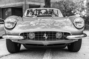 Chicago, Illinois - 29 Eylül 2024: F errari 500 Superfast Speziale 1965. Yeşil Ferrari 500 Süper hızlı Speziale 1965 ön görüntüde park edilmiş