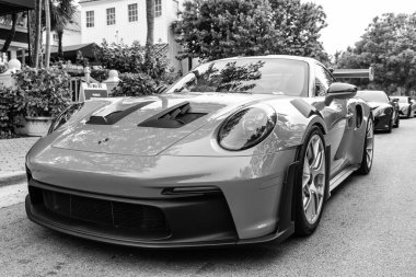 Miami Beach, Florida USA - 9 Haziran 2024: Porsche 911 GT3 Miami plajında. mor Porsche 911 GT3