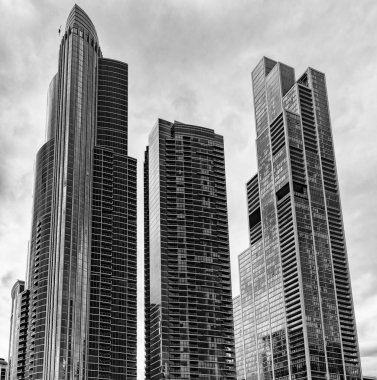 Cam gökdelen. Şehir mimarisi. Modern ofis binasının mimarisi. Perspektif şehir gökdeleni. İş gökdeleni binası. İş alanında mimari bir bina. Modern şehir.