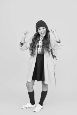 Bilgi toplama günü. Bilgi ve eğitim. Okul eğitimi. Sonbahar şapkalı öğrenci. Sarıda başarılı bir kız izole edilmiş. 1 Eylül. Üniversitede okuyorum. Öğrenci kız sırt çantası taşıyor. Okula geri dön..