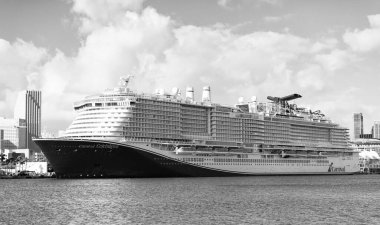 Miami, Florida, ABD - 3 Kasım 2024: Karnaval kutlaması. Gemi seyahati. Yaz tatilinde gemi turu. Denizde gemi seyahati. Lüks yolcu gemisi. Gemi Miami sahil limanından ayrılıyor..