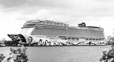 Miami, Florida, ABD - 4 Kasım 2024: Gemi tatili ve deniz seyahati. Lüks yolcu gemisi. Norveç tekrarı. Gemi seyahati. Yaz tatilinde gemi turu. Tekne gezisi.