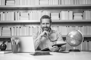 Okulda coğrafya öğretmeni. Milenyum coğrafya öğretmeni. Sınıfta coğrafya öğreten adam. Öğretmenler günü. Küresel İspanyol öğretmen. Okul eğitimi. Okula dönüyorum. Kalite eğitimi.