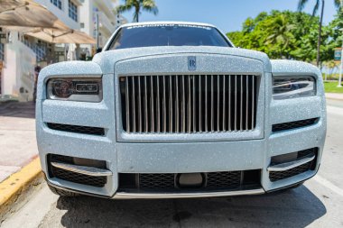 Miami, Florida, ABD - 26 Temmuz 2023 Rolls Royce Cullinan lüks SUV, pırıl pırıl pırıl pırıl sim ayarı. Lüks mavi araba Rolls Royce Cullinan. Rolls Royce 'un arabası park edilmiş, ön manzara..