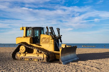 Kovada kum olan eski bir buldozer ekipmanı. Boğa dozer ağır makineler. Endüstriyel ağır ekipman. Buldozer ya da dozer makineleri.