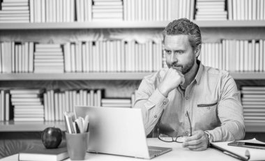 Sınıfta öğretmenin online eğitimi. Öğretmenler günü. Öğretmen çevrimiçi eğitim sunuyor. Online okul eğitimi. Estonya 'da dersteydim. Dijital sınıf. Boşluğu kopyala.