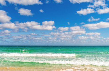 Deniz ufku manzarası. Yaz tatilinde bulutlu gökyüzü ve deniz manzarası. Deniz ufkuyla gökyüzü. Deniz doğası ile sakin bir ufuk. Deniz manzarasında romantik bir yaz tatili. Günbatımı denizi ve deniz manzarası. Okyanus cenneti.