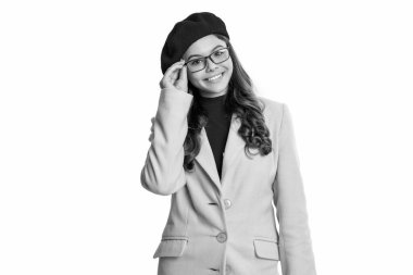 Sonbahar tarzı kıyafetler. Sonbahar modası. Sonbahar tarzında bir kız. Genç kız gözlük takıyor. Sonbahar moda kızı beyazdan soyutlanmış. Moda ve şık bir kız gülümsüyor. Gençler için sonbahar moda tarzı. 1 Eylül.