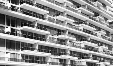 Balkonlu bir bina. Cam bina balkonu. Mimari detay. Mimarinin arka planı. Modern yerleşim geçmişi. Cam arka plan. Mimarlık. Mimari inşa ediliyor.