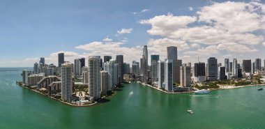 Brickell ufuk çizgisinin havadan görüntüsü. Brickell Miami 'nin panoramik şehir manzarası. Brickell 'in gökdelenleri. Miami 'deki iş kuleleri