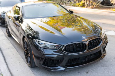 Miami, Florida, ABD - 17 Nisan 2025 Lüks BMW M8 Yarışması. Araba BMW M8 yarışması dışarıda park edilmiş. Siyah renkli araba, köşe manzaralı. 2020 BMW M8 Yarışma Aracı.
