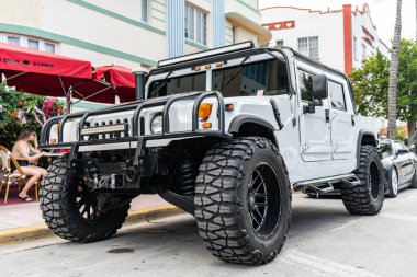 Miami, Florida, ABD - 14 Temmuz 2025: 1993 General Hummer SUV arabası. Lüks SUV AM General Hummer. Car AM General Hummer dışarıda park halinde. Beyaz araba, köşe manzaralı.