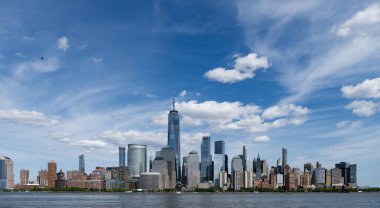 New Jersey 'den New York. Manhattan güzel silueti, New York, Birleşik Devletler. Manhattan 'ın ortasındaki New York şehrinin gökyüzü manzarası. ABD, New York, New York, Manhattan. Gökdelenler