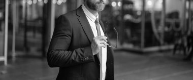 İş adamı liderliği temsil eder. İş vizyonu ve başarı. Başarı vizyonu. Takım elbiseli başarılı lider iş adamı. İş adamı gözlüklü bak. İnsanoğlunun başarı vizyonu var. Kırpılmış görünüm.