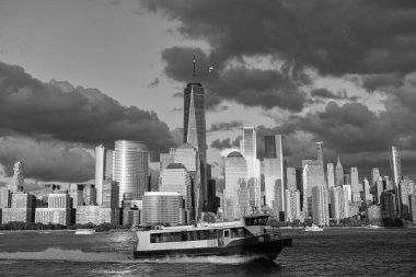 New York şehrinin silueti olan Manhattan. NYC Manhattan 'ın şehir manzarası. New York, Manhattan 'ın merkezindeki gökdelen şehri. Gökdelen mimarisi olan Manhattan şehir manzarası. Feribot ulaşımı.