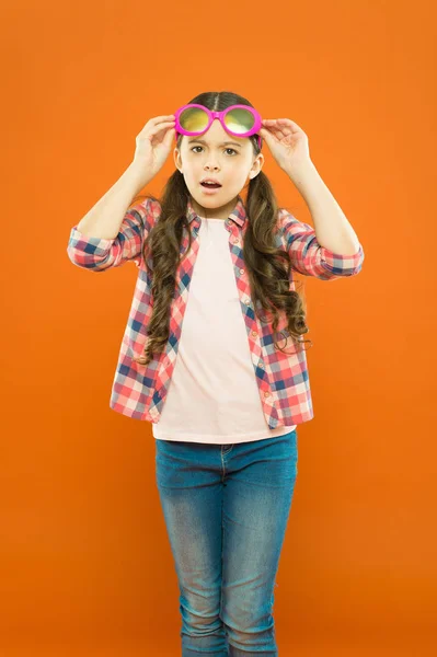 Mettre En Evidence Ses Meilleures Caracteristiques Avec Des Lunettes Cool Fille Portant Des Lunettes Avec Filtre De Couleur Petit Enfant Avec Des Lunettes De Fete Sur Fond Orange Petit Enfant Regardant Confiant Mettre En Evidence Ses Meilleures Caracteristiques Avec Des Lunettes Cool Fille Portant Des Lunettes Avec Filtre De Couleur Petit Enfant Avec Des Lunettes De Fete Sur Fond Orange Petit Enfant Regardant Confiant