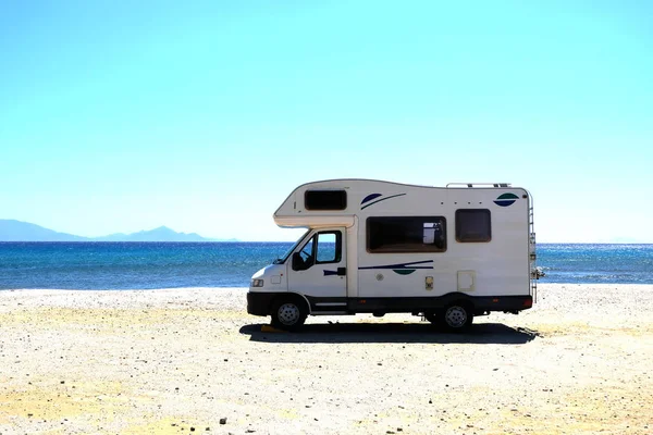 Camper sulla spiaggia — Foto Stock