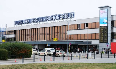 Berlin, Ge - Agoust 2019 - Berlin Schonefeld havaalanı, Almanya. Schonfeld Havaalanı'nın dış görünümü.
