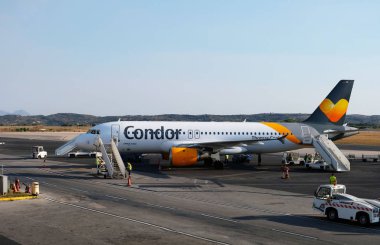 Kos, Gr - Agoust 2019 - Berlin Shonefeld Havalimanı uçuş ayarlarından önce Condor air boeing 757.