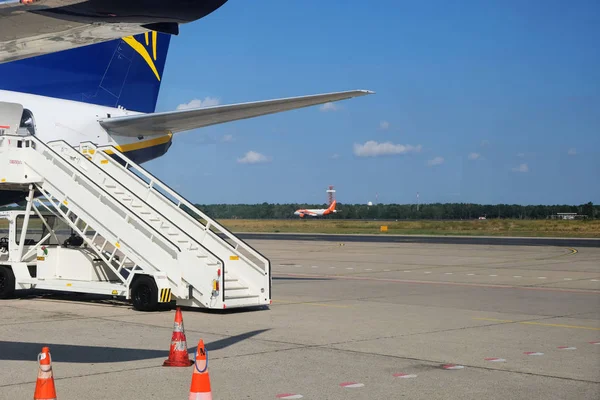 Kos, gr - agoust 2019 - ryanair Flugzeug boing 737 8as back hold door close up. Ryanair ist größter Billigflieger der Welt. — Stockfoto