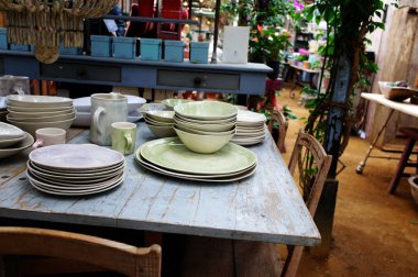 çanak çömlek ile vintage yemek odası ve masa.