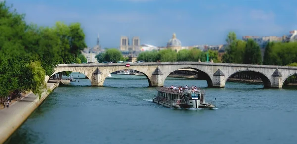 Eğik Shift Fotoğrafçılık Paris Teki Seine Nehrinde Bir Kemerli Köprünün — Stok fotoğraf