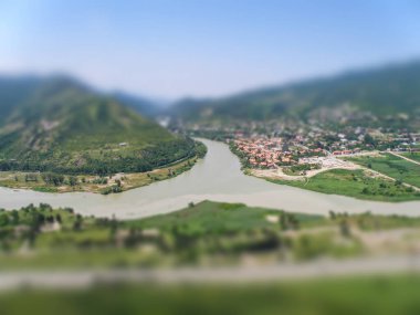 Mtskheta, Georgia 'nın Tilt-Shift Fotoğrafı. Nehirlerin birleşiminin en üst görüntüsü. İki nehrin kesişmesi. Aragvi ve Kura. Minyatür etki.