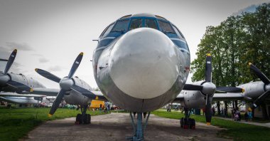 Camdan kabini ve kanat pervanesi olan bir uçağın ön görüntüsü..