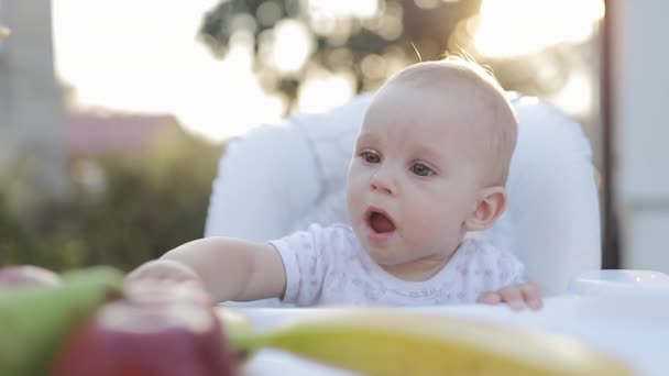 Alimente o mingau de cereal bebê com uma colher — Vídeo de Stock