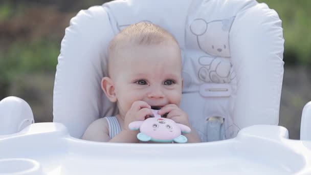 Lachende kleine baby — Stockvideo