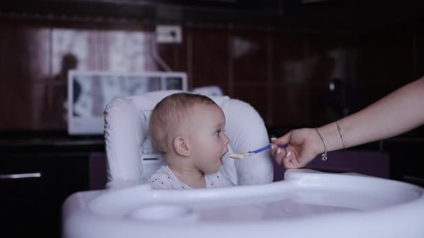 Piccolo bambino mangiare la sua cena e fare un pasticcio — Video Stock