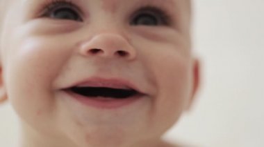 başı dönen ve seyir küçük bebek yüzü yakın çekim