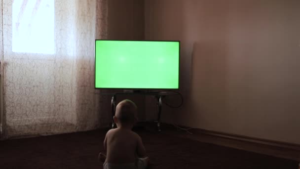 Vacker baby pojke med napp tittar på TV — Stockvideo